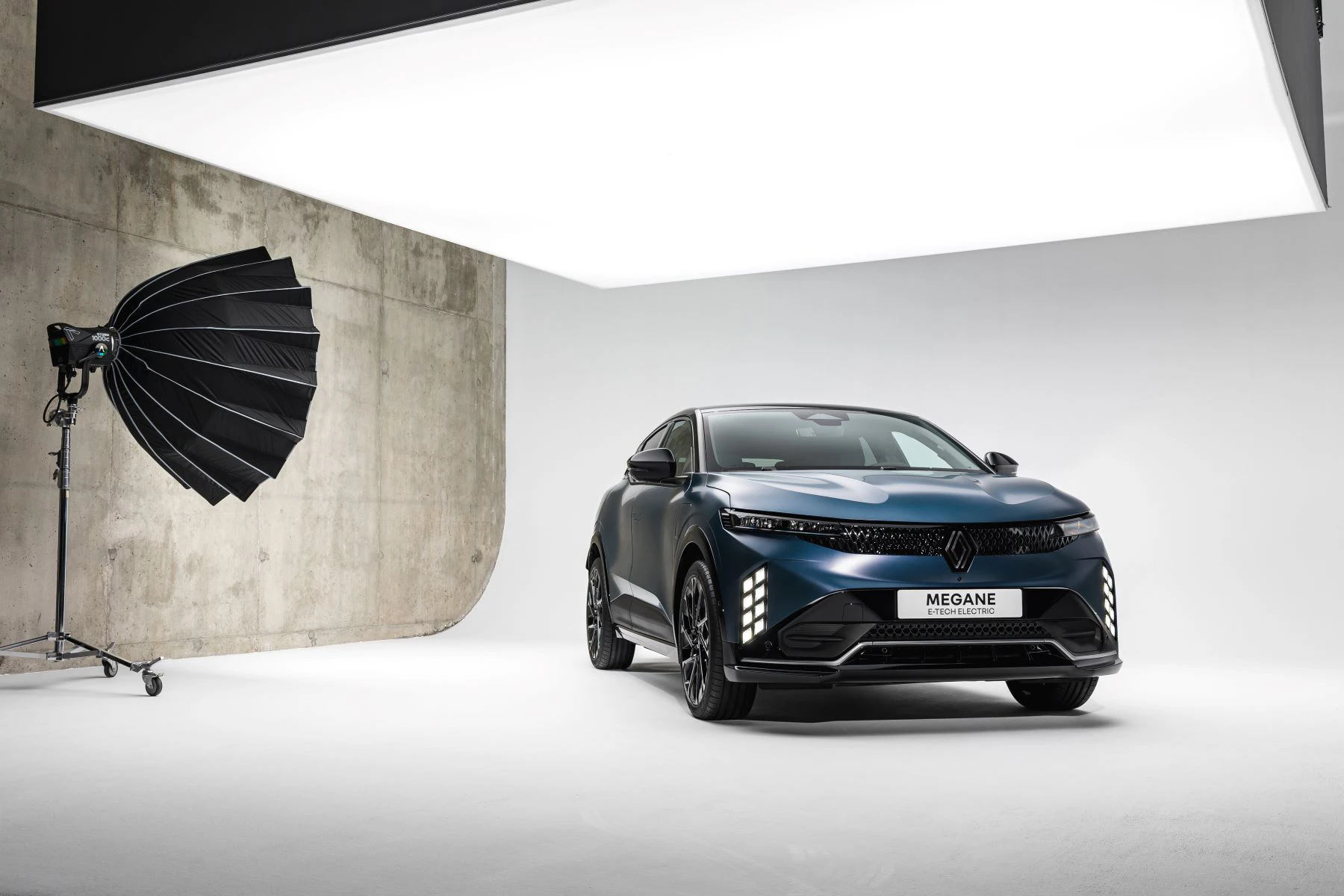 Renault Megane Electric 2026 Studio Skraa 1