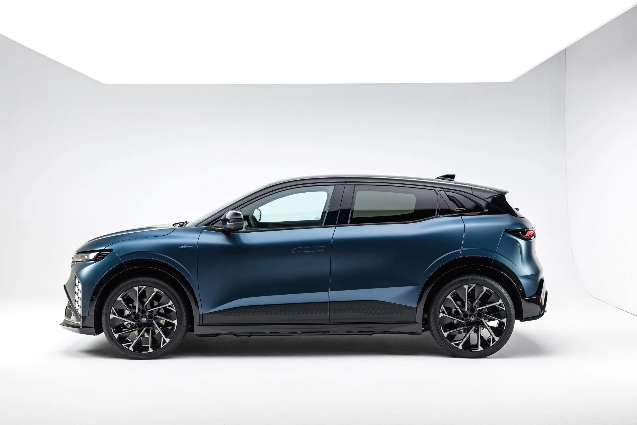 Renault Megane Electric 2026 Studio Side (2)