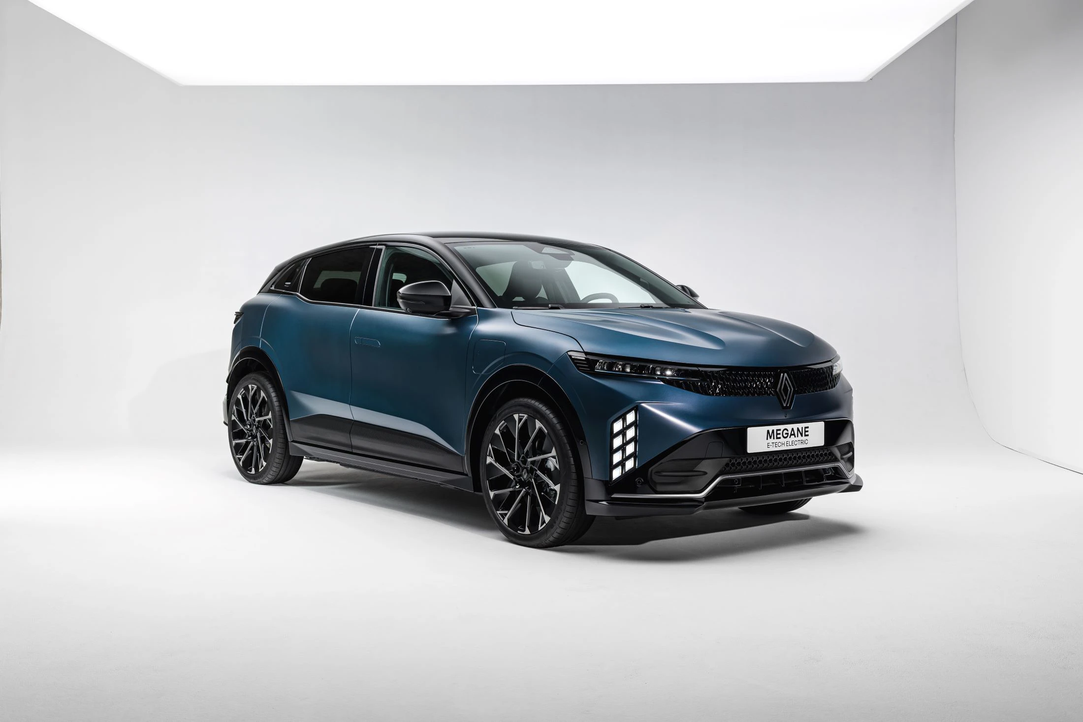 Renault Megane Electric 2026 Studio H Side