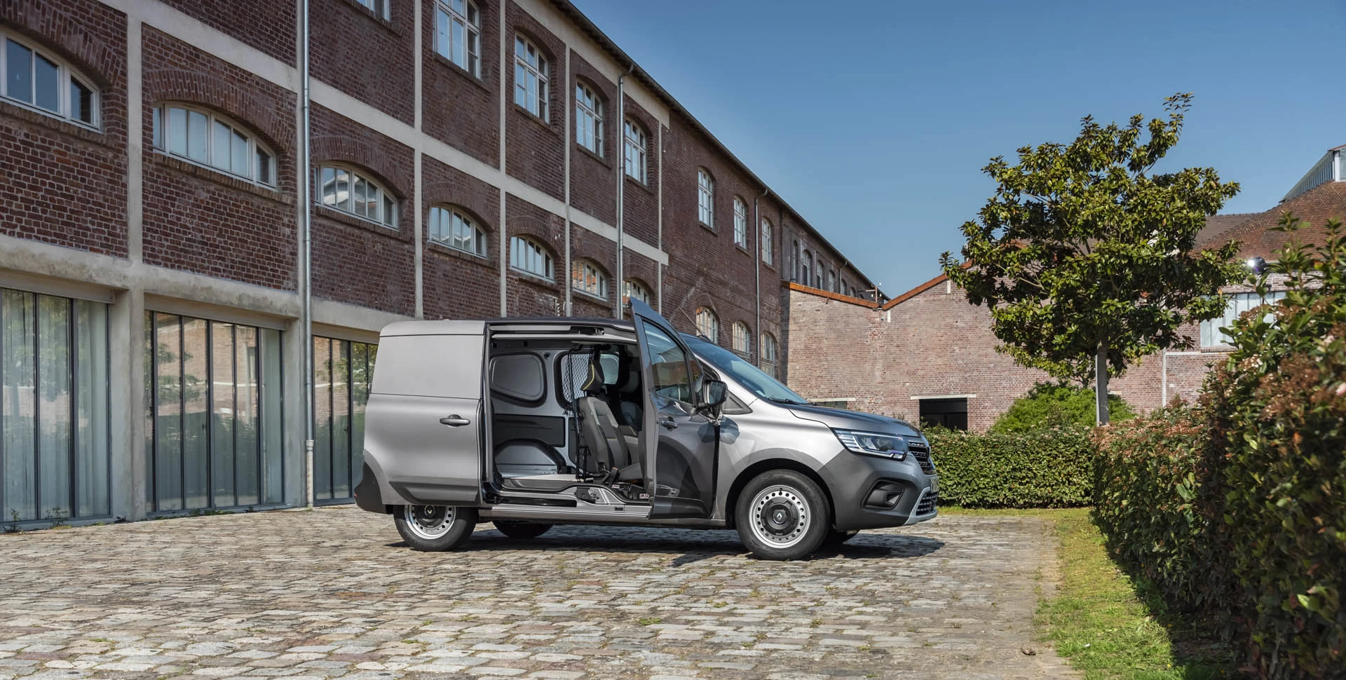 2021 New Renault Kangoo Van Tests Drive (2) (1)